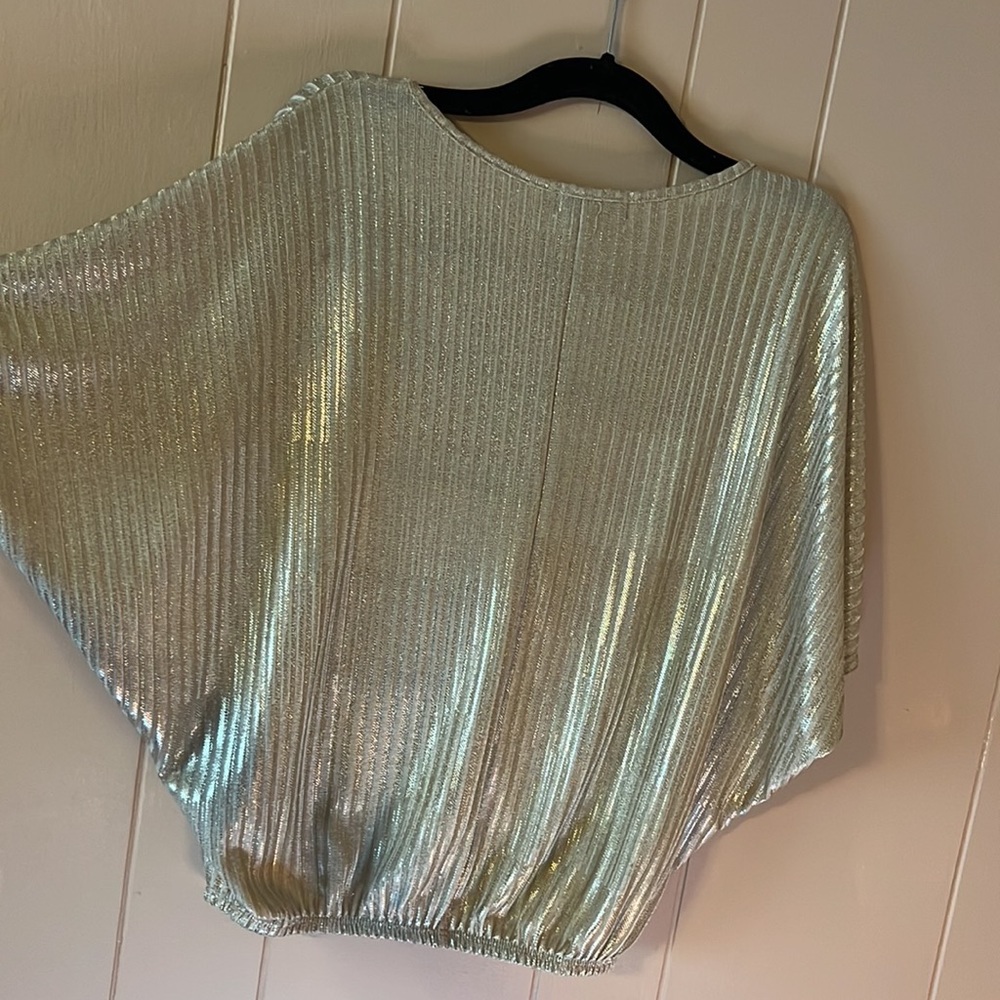 Gold shimmery top for casual or going out! Size small - Picture 4 of 7
